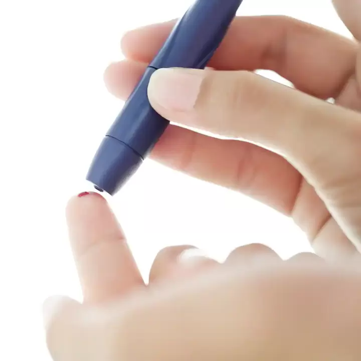 Cerca de sangue para medir o açúcar com diabetes